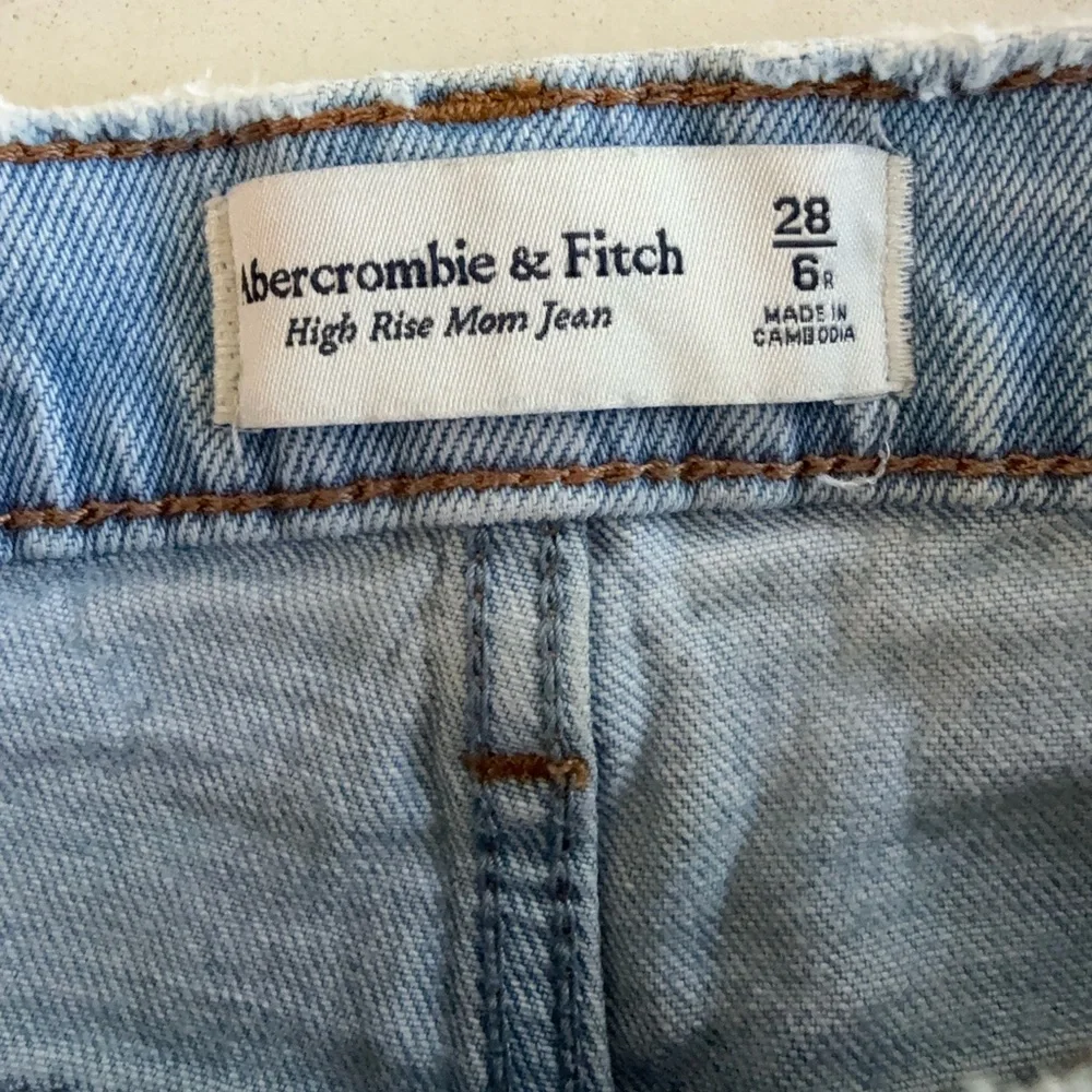 Abercrombie High Rise Mom Jean 28